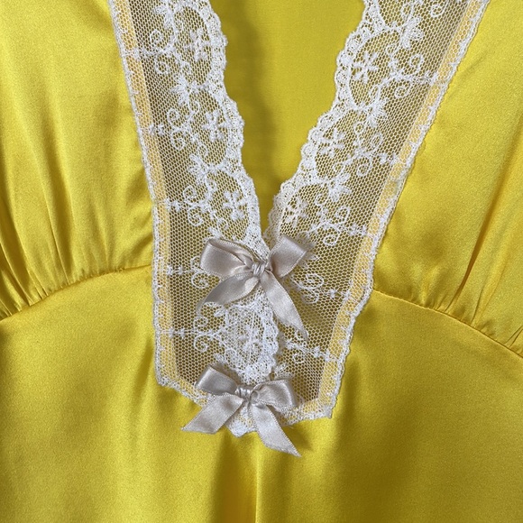 Yellow Silk top size XS - Picture 3 of 4